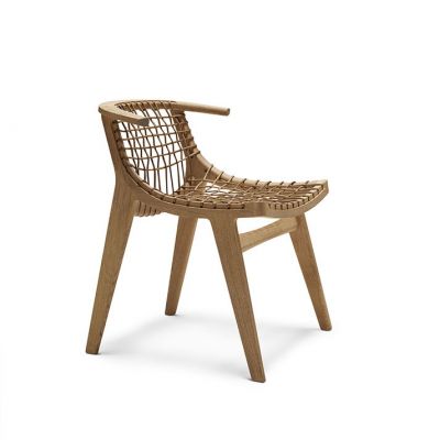 Klismos Stuhl von Knoll International, Holzstuhl mit geflochtener Sitzfläche und Filzgleitern, Seitenansicht. Designstuhl für Esszimmer.